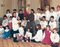 Le gouverneur général Jeanne Sauvé accueille les participants au projet d’enfants « Cher Monde » à Rideau Hall. Date : 27 novembre 1986. Photographe : Sgt Raynald Kolly, Rideau Hall. Référence : GGC86-950.